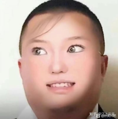 图片为人物特写，展示一个短发（近乎光头）的人，额前留有一缕头发。人物眼睛睁大，向上看，嘴巴微张露出牙齿，呈现出疑惑、迷茫又带点滑稽的表情。背景为纯白色，突出人物面部神态。