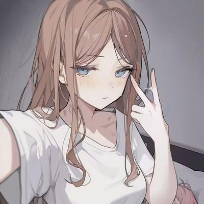 插画中是一位有着长棕色卷发的少女，她有着清澈的蓝色眼眸，脸颊上带着淡淡的红晕。少女穿着一件宽松的白色T恤，正用右手比出和平手势，手指轻触脸颊旁，姿态显得有些羞涩又可爱。背景为简洁的灰色调，突出人物主体，整体构图清晰，风格偏向日系动漫插画。
