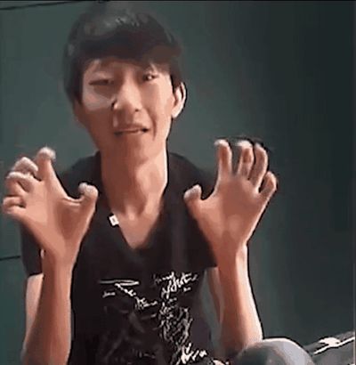 这是一张动态GIF表情包，图中的清瘦男性（网络博主抽象带篮子陈义）抬起双手，手指做出不规则的扭动动作，面部呈现出紧绷又怪异的神态，整体风格十分抽象搞笑，多用于聊天时表达迷惑、无语或是单纯的搞怪情绪，没有双关、谐音梗等特殊含义。