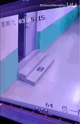 这是一组由监控画面剪辑而成的连环动态图，完整记录了一名保安在电梯内的意外经历：起初电梯门正常关闭，保安在电梯内进行操作时，误打开了电梯顶部的盖板，随后整个人从电梯井的上方坠落，最后画面只剩下空荡荡的电梯井。整个过程充满了意外感，惊险之余又带有滑稽的效果，让人哭笑不得。