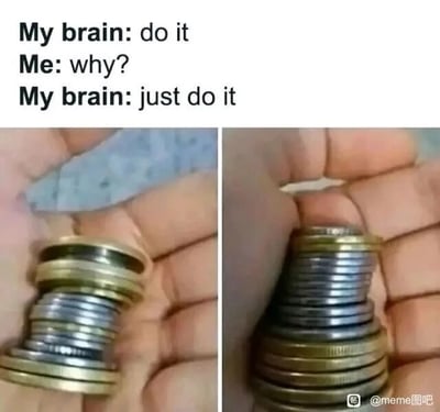 这是一张左右对比的meme梗图，上方配有三段模拟内心对话的文字，呈现出“大脑怂恿我做某事，我提出疑问后大脑仍只让我直接去做”的内心拉扯。左侧画面是一只手握着一堆堆叠得歪歪扭扭的硬币，右侧画面则是这只手将硬币以视觉错觉的方式堆叠，让硬币看起来像是互相穿插、违背常规堆叠逻辑的样子。这张图用这种无意义却充满趣味的操作，精准调侃了人们日常中偶尔会冒出的、驱使自己去做一些毫无理由的小事的念头，容易引发网友对这种莫名心理的共鸣。