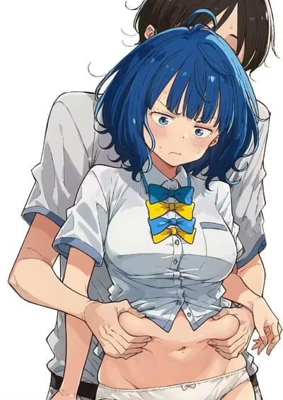 插画中呈现一位蓝发少女穿着白色短袖校服，佩戴蓝黄相间的蝴蝶结领结，表情羞涩，脸颊泛红并带有汗珠。一名男生从后方环抱住她，双手放在她的腰部，微微掀起她的衣角露出小腹。少女眼神中带有一丝抗拒与无奈，整体画面营造出青春期暧昧又略带紧张的氛围。
