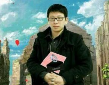 这是一张经过P图改编的合成图像，画面中一位戴黑框眼镜、身穿黑色外套的真人男子，双手捧着一个粉色带有标志的物品，表情平静地看向镜头。他的身后是合成的、带有蓝天白云的废墟建筑背景，将真实人物与虚构的废墟场景拼接在一起，呈现出混搭的视觉效果。