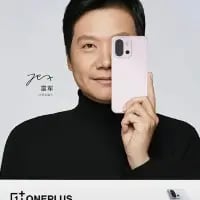 这是一张网友二次创作的合成图，将小米创始人雷军的形象与一加（OnePlus）手机结合，雷军面带微笑，手持粉色一加手机进行展示，画面左侧有雷军的个人签名，底部标注了OnePlus的品牌标识。这张图通过将品牌创始人与竞品手机结合的方式，制造出强烈的反差感，属于数码圈的趣味玩梗内容。