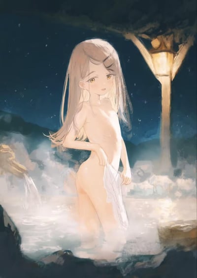 这是一幅AI绘制的二次元风格插画，场景设定在飘雪的夜晚温泉中。浅金色长发的少女站在冒着氤氲热气的温泉水里，身体大半浸在水中，手持一块白色布巾，脸颊带着淡淡的红晕，眼神柔和地望向前方。背景里暖黄色的木质灯柱散发着暖光，周围雪花悠悠飘落，整体氛围温馨治愈，没有双关、谐音梗或暗示内容。