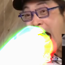 这是一张动态GIF图，画面中一位戴着深色眼镜和帽子的大叔张大嘴巴，前方有一道从蓝到绿再到黄红渐变的明亮光效，通过视觉合成的方式，营造出大叔仿佛正在‘吞噬’这道光的错觉，画面夸张搞笑，充满戏谑感，适合用来表达惊叹、震惊或者调侃的情绪。