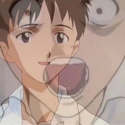 这是一张《新世纪福音战士》中的主角碇真嗣的面部特写截图。图中显示了碇真嗣的上半身和面部，他有着棕色短发，额前有明显的刘海，眼睛大而圆，瞳孔呈深紫色。角色表情平静中略带一丝忧虑，眉头微蹙，嘴角平直。背景中隐约可见一个大型圆形物体的局部，可能是EVA机体的一部分或其他机械装置。画面构图聚焦于角色面部，展现了细腻的动画画风和角色情绪。