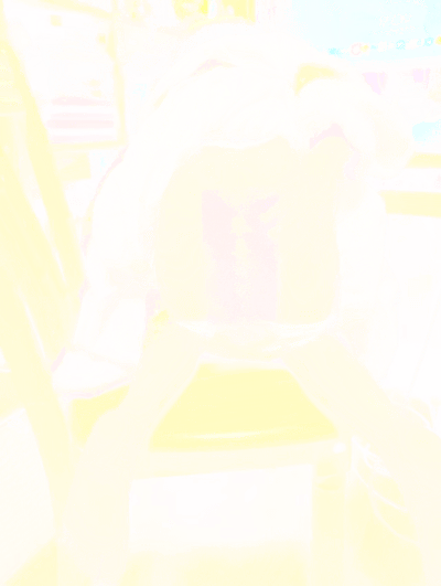 这张图片严重过曝，整体呈现亮黄色调，画面核心是一个模糊的卡通小熊（疑似轻松熊）形象，面部和身体细节几乎无法辨认，背景也只有模糊的色块和线条，无法看清具体场景，没有可见的文字内容、双关或谐音梗元素。