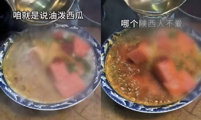 整张图为左右对比拼接的静态图文内容，左侧图中蓝白花纹的瓷碗里盛放着切块的新鲜西瓜，上方有滚烫的热油正要向下浇淋，配文为“咱就是说油泼西瓜”；右侧图为热油浇淋完成后的状态，西瓜块浸在冒着热气、泛着油光的棕黄色汤汁中，配文为“哪个陕西人不爱”。内容借用陕西地区常见的油泼料理做法，将原本作为生食水果的西瓜用制作油泼菜的方式处理，制造出违背常规饮食认知的黑暗料理反差搞笑效果，用来调侃陕西“油泼万物”的饮食特色。