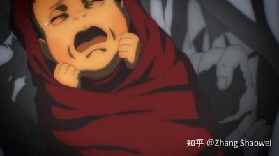 动漫《进击的巨人》中的经典场景截图，展示了被红色布料包裹的婴儿艾伦正在痛哭的特写画面。婴儿双眼紧闭，嘴巴大张，脸上带着泪珠，表情充满痛苦与绝望，双手握拳放在脸颊两侧，背景中隐约可见灰色的手部轮廓，增添了场景的紧张感。