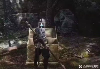 这是一张玩家二次创作的游戏梗图，画面呈现的是《黑神话：悟空》的主角背对镜头，在布满岩石和树木的野外环境中打开了一个木质宝箱，但弹出的物品获取提示却是《原神》中的2个原石。创作者将两款热门国产游戏的内容进行跨界拼接，用高画质3A单机游戏的探索场景搭配手游中稀缺的微薄奖励，制造出强烈的反差感，以此玩梗，既调侃了《原神》中原石获取难度高、奖励微薄的特点，也通过跨游戏的错位组合引发玩家的趣味共鸣。