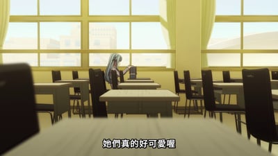 动画《MyGO!》中的教室场景，一位蓝发女孩独自坐在窗边的课桌前，窗外可以看到教学楼。画面整体呈现温暖的黄色调，底部有字幕'她们真的好可爱喔'。