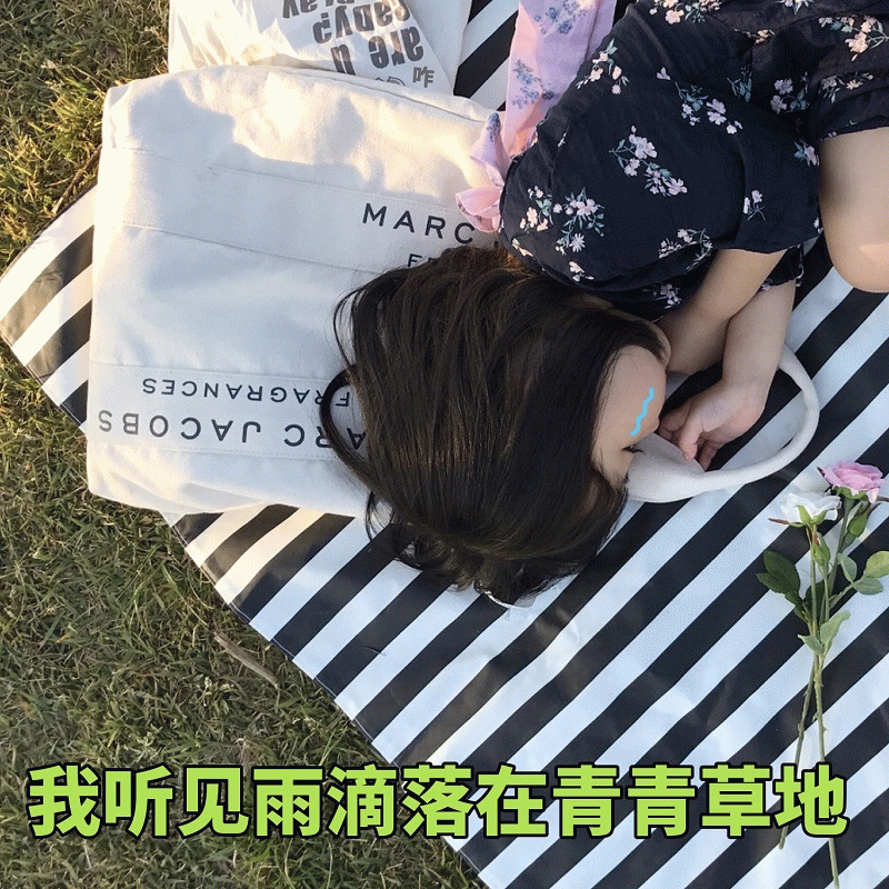 权律二躺在青青草地上