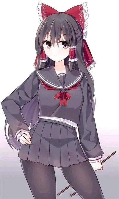 这是一张二次元同人创作插画，图中是《东方Project》的经典角色博丽灵梦，她放弃了标志性的传统巫女服，换上了深灰色水手服套装，搭配黑色裤袜，头上依旧保留了角色专属的红色大蝴蝶结与发饰。她单手叉腰，另一只手握着类似驱魔棒的短棍，表情平静地正视镜头，整体画风软萌细腻，是对经典角色的现代化服装改编，没有双关、谐音梗或暗示内容。