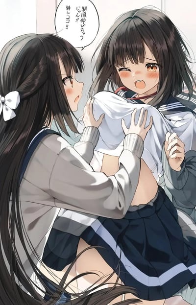 这是一幅日系校园百合风格的原创插画，画面中两位身着水手服的女高中生，左侧留着长发、别着白色蝴蝶结的女生，双手掀起右侧短发女生的上衣，似乎在查看制服的长度问题；右侧的女生满脸通红，露出害羞又慌张的神情，双手做出抗拒的动作。上方的日文对话翻译为「制服变长了啊！！特别是这里！！」，生动展现出校园好友间亲昵又带着小调皮的互动，充满青涩的百合氛围。