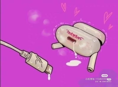 这是一张经过P图改编的风格化卡通图像，创作者将Type-C充电线和蓝牙耳机充电盒进行了低俗的拟人化处理，给充电线和充电盒添加了类似人体私密部位的特征，两者接触的充电动作被用来暗示低俗的性行为，同时还绘制了滴落的液体来强化这一暗示，背景为紫色，搭配粉色爱心图案烘托氛围，是一个依靠性隐喻制造恶搞效果的网络梗图。