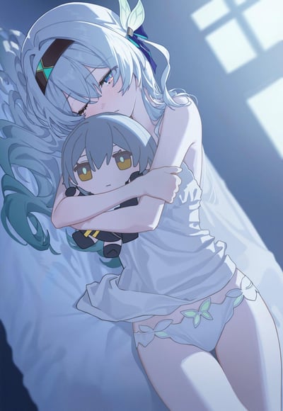这是一张《崩坏：星穹铁道》的原创同人插画，画面中角色流萤身着简约居家服饰，侧躺在柔软的床铺上，脸颊带着淡淡的红晕，一只眼微闭，亲昵地将脸贴在怀中的Q版开拓者玩偶上，双臂紧紧环抱着玩偶，整体氛围柔和治愈，传递出依赖又羞涩的温柔感，仿佛是睡前寻求陪伴的温馨瞬间。
