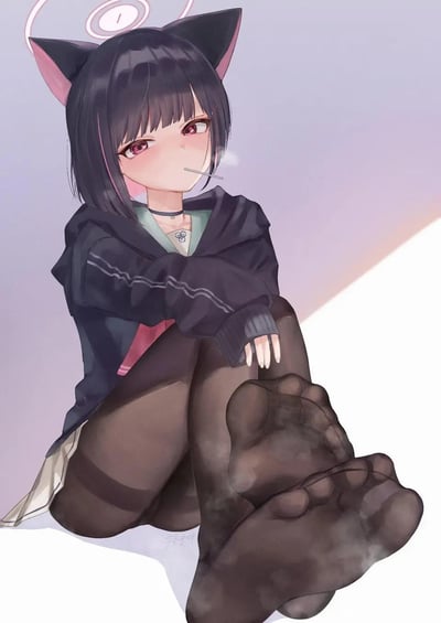 这是一张《蔚蓝档案》角色杏山和纱的同人插画，画中的和纱有着黑色猫耳，头顶带有数字“1”的光环，身穿黑色连帽外套，内搭带有徽章的浅色打底衫，搭配黑丝，正抱膝坐着，嘴里叼着一根Pocky，脚向前伸，黑丝包裹的脚部是视觉亮点之一，整体氛围慵懒又带点羞涩。