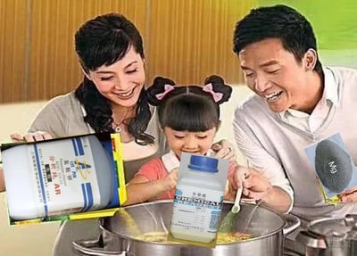 这是一张二次创作的搞笑梗图，原型是一家三口其乐融融在厨房一起烹饪的温馨照片，被网友通过P图手段，把原本的食材替换成了三种危险化学试剂：氯酸钾、升华硫、镁粉，这三种物质混合是典型的烟火药配方，营造出一种看似温馨做饭，实则在制作危险爆炸物的荒诞反差感，用夸张的方式制造搞笑效果。