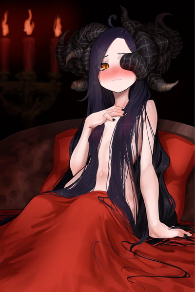 画面中是一位有着巨大盘绕黑羊角的深色长发少女，她半裸着身体，用长发遮挡住胸部，下半身被红色床品覆盖，坐在红色的床榻上。少女脸颊泛红，眼神带着羞涩，一只手轻放在胸口位置，背景是昏暗的环境，几根点燃的红色蜡烛营造出暧昧的氛围，整体画面传递出少女的娇羞与场景的私密感。图中没有双关、谐音梗或暗示类内容。