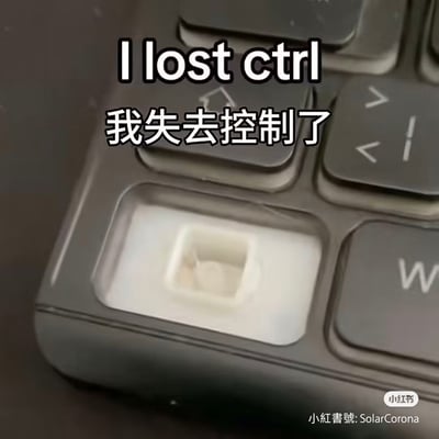 这是一张趣味双关梗图，画面为黑色键盘的局部特写，原本安装Ctrl按键的位置，按键已经丢失，仅露出底座结构；图片上方配有文字，第一行是英文“I lost ctrl”，第二行是中文“我失去控制了”。利用Ctrl是英文control（控制）的缩写玩双关，字面含义为“我弄丢了Ctrl按键”，引申含义为“情绪或状态失去控制了”，是趣味的谐音双关内容，图片右下角带有小红书平台水印及小红书号标注。