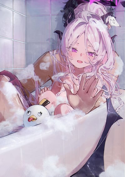这是一张《蔚蓝档案》的同人插画，描绘了角色空崎日奈在充满泡沫的浴缸里泡澡的场景。日奈浅粉偏白的卷发湿漉漉的，带着标志性的黑色角和头顶的光环，脸上泛着红晕，眼神慵懒柔和，一只手搭在浴缸边缘，浴缸里还有一个吐舌头的搞怪白色鸭子玩具。浴室的瓷砖背景被紫调暖光笼罩，整体氛围暧昧又放松，将角色软萌的一面展现得淋漓尽致。图中没有双关、谐音梗或暗示内容。