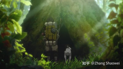 在绿意盎然的森林深处，阳光穿透枝叶形成柔和的丁达尔光效，洒在被苔藓覆盖的洞穴入口处。动画《来自深渊》的主角莉可背着塞满探险工具的黄色背包，身侧跟着一只小狗，二人一同背对着镜头站在洞穴前，仿佛即将踏入未知的深渊世界，画面静谧中带着对未知探险的神秘感与期待感。