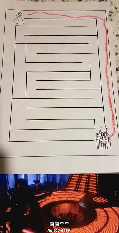 这是一张上下拼接的搞笑梗图，上半部分是一款儿童益智迷宫，设定为从左上角的公主位置走到右下角的城堡位置，正常需要在迷宫内部寻找可行路径，但有人用红色画笔直接从迷宫外侧画了一条直线，完全绕过了迷宫的所有内部路线，直接“通关”；下半部分是经典科幻电影《星球大战》的影视截图，呈现的是达斯·维达的相关场景，配有中文字幕“简简单单”和英文台词“All too easy.”，用这个经典名场面的台词来调侃这种完全不按规则、投机取巧绕开问题的“通关”方式，通过反差感制造出幽默的效果，讽刺或调侃那些不愿按规矩解决问题、总想走捷径的行为。
