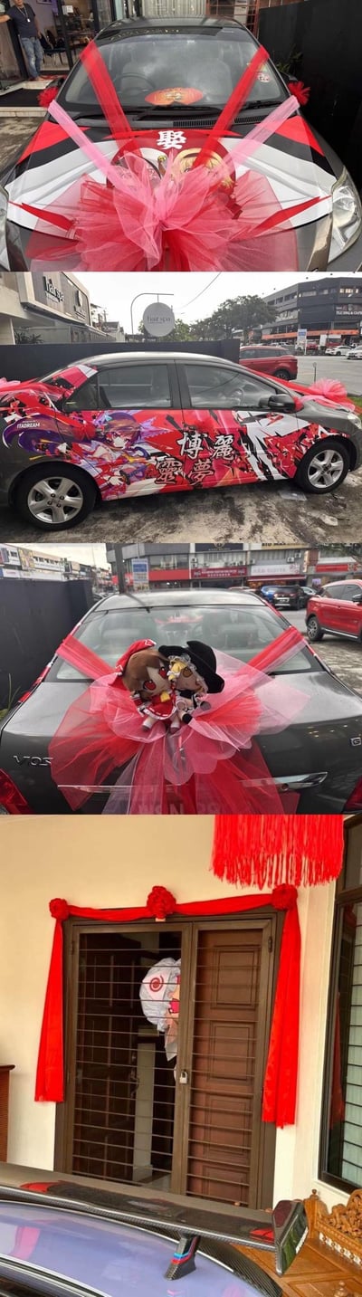 多张图片拼接展示了一辆极具个性的婚车及一处装饰门。第一张图为车头，覆盖红色纱幔蝴蝶结，中央有“奖”字装饰；第二张为车身侧面，贴满动漫角色“博丽灵梦”的大幅贴纸，伴有“博丽霊梦”文字；第三张是车尾，同样有红色纱幔，顶部放置两个毛绒玩具；第四张为一扇门，门框挂有红色流苏和装饰。整体呈现出二次元动漫文化与传统喜庆元素的结合，红色装饰营造婚礼氛围，动漫贴纸则彰显车主个性。