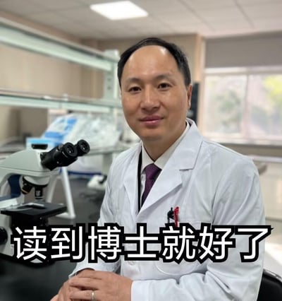 这是一张二次创作的梗图，画面主体是一位穿着白大褂的男性科研人员，身处摆放着显微镜的实验室场景中，他面带温和的微笑，双手交叠放在身前。图片下方配有黑色加粗文字“读到博士就好了”，用来调侃在求学过程中，人们常被灌输“读到某个学历就会轻松”的观念，而实际上博士阶段也有着不小的压力，这句话带有无奈又自嘲的意味，能引发学业和科研相关人群的共鸣。