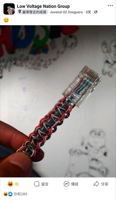 社交媒体群组帖子截图，内容为一只手握着用网线手工编织的手链，网线末端保留透明水晶头（RJ45接口），色彩以红、灰、白编织呈现。背景是带有卡通涂鸦的纸张，增添轻松氛围。帖子来自'Low Voltage Nation Group'，由成员Juvenal OZ Oseguera 3天前发布，下方有点赞数（289人）、'哈'表情回应及留言、分享等互动按钮。