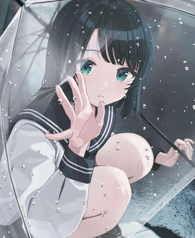 插画中描绘了一位身穿水手服的少女，在雨中撑着一把透明雨伞。她有着黑色短发和明亮的绿色眼睛，正微微蹲下身，伸出一只手仿佛想要触摸雨滴。雨伞表面布满水珠，背景模糊，突出主体人物。整体画面呈现出一种清新、略带忧郁的氛围，色彩以冷色调为主，细节处理精致，尤其是雨滴和人物发丝的质感表现。