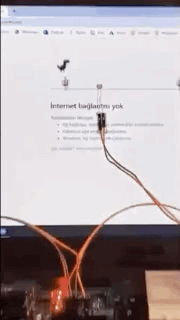 这是一个搞笑动态梗图，画面上半部分是电脑屏幕显示土耳其语“没有互联网连接”的提示，下半部分是两根电线连接到屏幕上的文字位置，用物理连接的方式来调侃网络连接失败的问题，用荒诞的方式制造笑点。
双关梗说明：利用“连接”的双重含义，将网络连接故障用物理电线连接的荒诞方式来呈现，形成幽默反差。