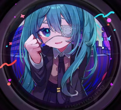 这是一幅二次元风格的原创插画，主体是虚拟歌手初音未来。她身着黑色西装搭配领带，左眼佩戴着眼罩，正透过印有“monitoring”字样的圆形监控窗口看向镜头，一只手抬起放在脸侧，表情带着俏皮的笑意。背景是蓝紫色调的破损墙体，画面还点缀着彩色的装饰线条与图案，整体风格融合了干练、俏皮与一丝病娇感，营造出被注视的奇妙氛围，适合作为头像或ACGN社群分享内容。