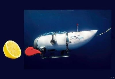这是一张针对2023年OceanGate泰坦号潜水器内爆事件制作的玩梗P图，将真实的泰坦号潜水器照片进行改编，给潜水器添加了流口水的拟人化表情，旁边放置了半个切开的柠檬。图中使用了谐音双关梗：“泰坦（Titan）”谐音“太贪”，用潜水器“馋柠檬”的拟人化场景，讽刺运营方为了商业利益，不顾安全冒险组织下潜查看泰坦尼克号残骸最终导致悲剧的行为，整体风格搞笑且带有讽刺意味。