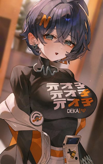 插画中是一位动漫风格的蓝发少女，她有着短发造型，头发上别着橙色的"IN"发夹。少女穿着黑色紧身衣，胸前印有重复的"デカイ"(DEKAI)字样和爱心图案，搭配橙色和白色的装饰元素。她的眼神自信，嘴角微微上扬，耳朵上戴着圆形耳环，腰间配有类似通讯器的设备。背景呈现模糊的室内场景，突出人物主体。