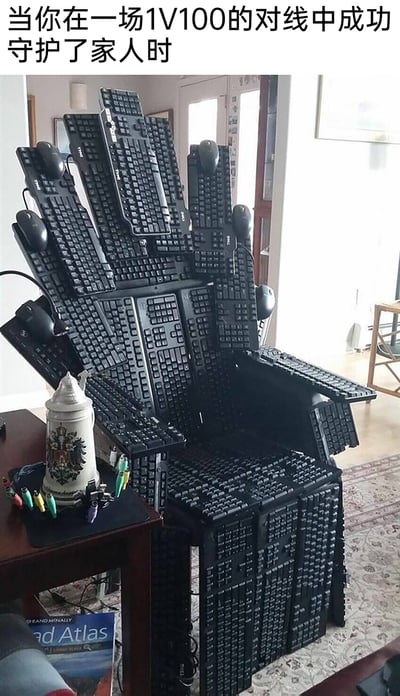 这是一张充满趣味的静态梗图，画面主体是一个由数十个废旧键盘和多只鼠标拼接搭建而成的“王座”，造型独特且充满视觉冲击力。图片上方配有文字“当你在一场1V100的对线中成功守护了家人时”，将网络语境中“1V100对线”（指和大量网友争论）并成功维护家人的经历，用这个如同胜利者加冕的键盘王座来比喻，把虚拟的网络胜利感实体化，既展现了手工创意的巧妙，又精准戳中网友在网络上为家人发声并取胜的共鸣点，充满玩梗的趣味。