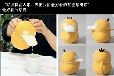 这是一组多图拼接的静态图片，上方配文“家里有客人来，去把我们最好看的茶壶拿出来”以及“最好看的茶壶：”，引出核心展示的可达鸭造型创意茶壶。左侧图片呈现了人手持该茶壶往白色杯子倒水的场景，茶水从可达鸭的鸭嘴部分流出，视觉效果如同可达鸭在“流口水”，制造出强烈的搞笑反差感；右侧四张图片从正面、侧面、斜侧、背面四个角度展示了茶壶的外观，它高度还原了宝可梦角色可达鸭的呆萌形象，黄色的圆润身体、白色的鸭嘴、头顶的黑色小冠饰都精准复刻，静置时是可爱的动漫角色模样，使用时的趣味效果让它成为极具创意的家居用品。