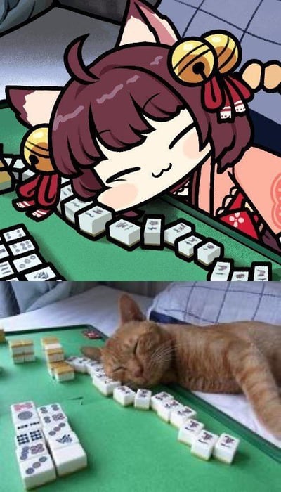 这是一张上下对比的拼接图，上图是画师根据下图的真实橘猫照片创作的拟人化卡通插画：戴着金色铃铛发饰的猫耳娘闭着眼睛，嘴角带着笑意，把头枕在麻将牌上，瘫在绿色麻将桌台面上，姿态慵懒；下图是真实的橘猫，同样困倦地趴在麻将桌上，脑袋枕着麻将牌，睡得十分香甜。两者的姿态完全一致，完美还原了橘猫打盹的憨态，画面治愈又可爱。