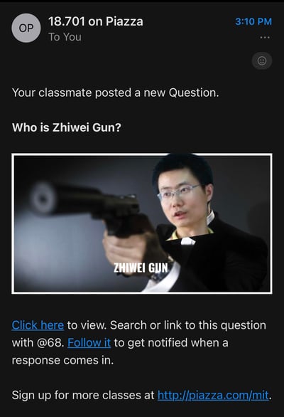 这是一张来自高校课程问答社区Piazza的通知截图，对应课程为MIT的18.701课程。截图显示有同学发布了趣味提问「Who is Zhiwei Gun?」，并附带一张自制合成P图：将一位戴眼镜的真实男性的面部与持枪人物的身体拼接，图中还标注文字「ZHIWEI GUN」，玩了谐音梗——把名字「Zhiwei」和英文单词「Gun（枪）」结合，同时画面里的枪和名字形成双关，是学生在课程社区里的整活搞笑内容。