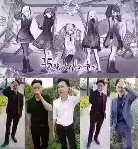 图片为上下拼接的对比图，上半部分是动漫风格插画，描绘了5位身着不同服饰的美少女角色，背景带有梦幻感装饰，中央有日文文字“25歳、ダメフリーターです”（25岁，是个没用的尼特族）；下半部分是5位真人男性在户外场景中，各自做出敬礼姿势，表情和动作略带夸张。整体通过动漫虚拟角色与真人现实场景的对比制造幽默效果。