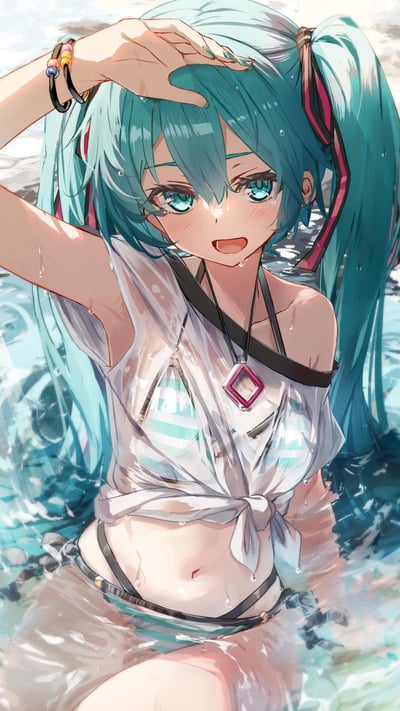 这是一幅二次元风格的同人插画，描绘了VOCALOID虚拟歌手初音未来身处夏日海边的浅海水中：她的蓝绿色双马尾和白色上衣都被海水打湿，脸上带着淡淡的红晕，睁着明亮的蓝绿色眼眸，笑着抬起一只手挡在额前，整体画面清爽又充满元气，完美展现了夏日海边的惬意氛围。图中没有双关、谐音梗或暗示类内容。