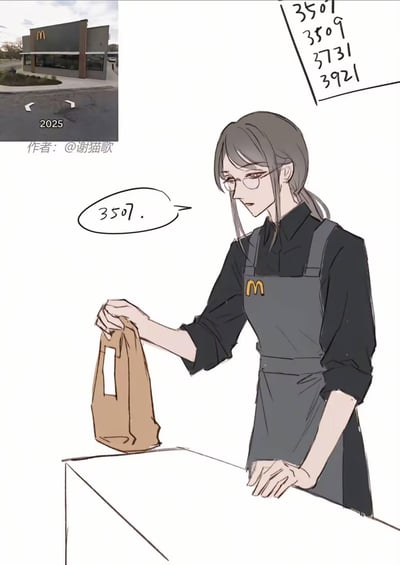 这是由作者@谢猫歌创作的原创漫画，画面左上角是标注2025年的麦当劳门店实拍照片，右侧是戴眼镜扎低马尾的麦当劳女店员卡通形象，她身着带有麦当劳标志的围裙，手持棕色餐袋，正在叫取餐号“3507”，旁边的取餐单上还标注有3509、3731、3921等其他取餐号，还原了麦当劳取餐的日常场景，没有双关或谐音梗。