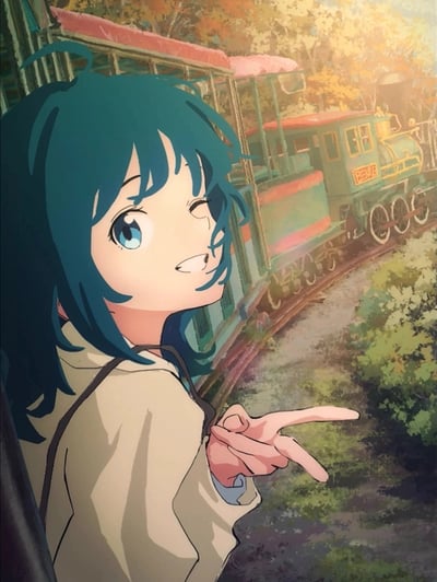 画面呈现了一位蓝发二次元少女坐在复古林间小火车上的场景，少女侧头看向镜头，一只眼睛俏皮眨眼，露出灿烂笑容，同时比出指向性的手势。背景是秋日色调的树林与蜿蜒的火车轨道，整体风格清新治愈，充满了旅行的轻松惬意感。
图中没有双关、谐音梗或暗示内容。