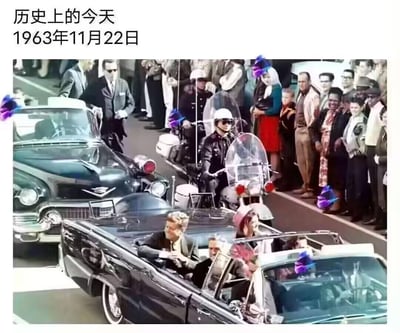 这是一张标注了历史日期的纪实图片，展示了1963年11月22日，美国前总统约翰·F·肯尼迪与夫人杰奎琳乘坐敞篷车在达拉斯街道游行的场景，周围有警用摩托护卫，路边聚集着围观的民众。这是肯尼迪遇刺事件发生前的画面，图上方的文字“历史上的今天 1963年11月22日”点明了这个改变美国历史的关键事件的时间节点，画面还原了事件前夕的真实氛围。