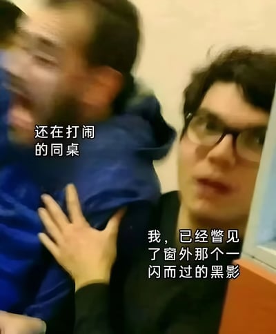 教室里，一名穿蓝色衣服的同学正打闹嬉戏，而旁边戴眼镜的同学则表情严肃地望向窗外，似乎发现了什么异常。图片通过对比展现了两种截然不同的状态：一方沉浸在玩乐中，另一方则保持警惕。