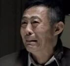 图片为中老年男性的面部特写，他眉头微皱，眼神中透露出明显的疲惫与忧虑，嘴唇微抿，背景呈深色，整体营造出一种沉重压抑的氛围。