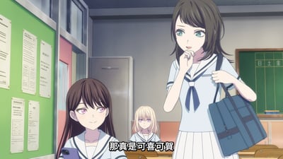 动漫《MyGO!》中的教室场景截图，展示了三位穿着水手服的女高中生。前景中一位女生坐着看手机，面带微笑；另一位女生站着，手托下巴若有所思，手中提着蓝色书包；背景中还有一位金发女生安静地坐在教室后排。画面下方有中文字幕“那真是可喜可贺”，整体氛围轻松日常。