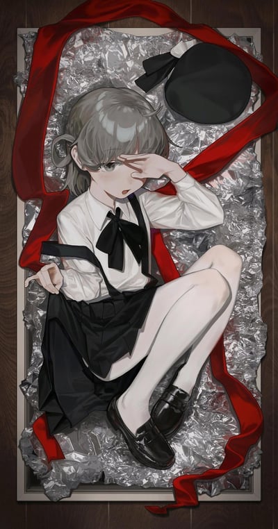 这是一幅风格细腻的AI生成插画，画面中一位留着低马尾的灰发少女，身着白衬衫配黑色领结与背带裙，坐在铺有褶皱锡纸的长形礼盒内。少女一只手遮住半张脸，另一只手扯着松脱的背带，嘴巴微张，表情带着懵懂羞赧的娇俏感。礼盒边缘缠绕着亮眼的红色丝带，一旁还放置着一顶黑色贝雷帽，整体画面精致柔和，充满二次元少女的氛围感。图中无谐音梗、双关或暗示内容。