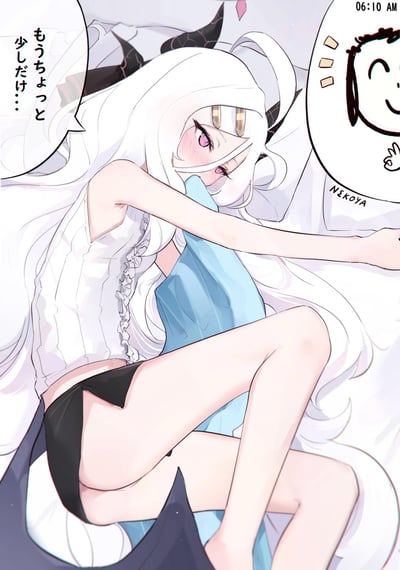 这是一张《蔚蓝档案》的原创同人插画，画面主体是游戏角色空崎日奈（白发、黑裂纹角、紫黄异瞳的造型），她正躺在床上，抱着浅蓝色枕头，脸颊泛起红晕，眼神惺忪困倦，对着叫她起床的人（以简笔画笑脸形式呈现）撒娇说“再稍微睡一会儿…”，右上角标注时间为清晨6:10，整体画风软萌治愈，生动表现了早上赖床的慵懒与可爱。